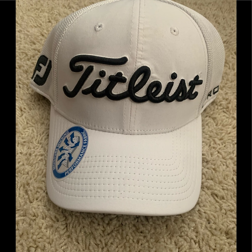 NWT Titleist fitted ball cap L/XL